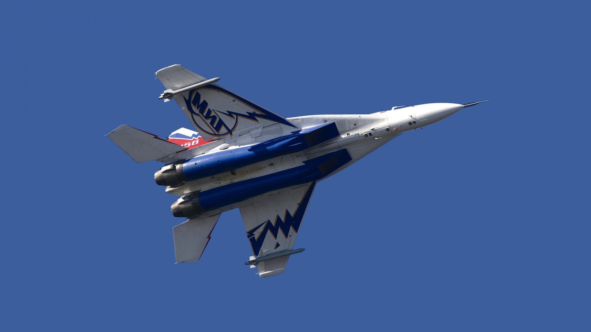 “英超战场火热，追逐冠军不言放弃”，英超争4